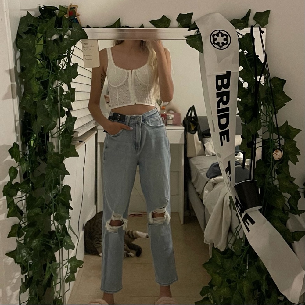 Hollister size 0 - s high waisted Mom Jeans NWT.